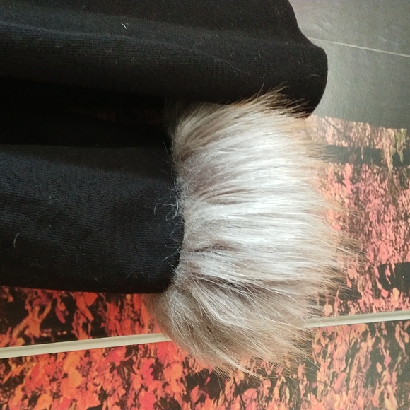 Lilly London faux fur cuff top. - Picture 2 of 5